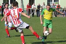 Holešov B (v pruhovaném) doma porazil Zahnašovice 2:0.