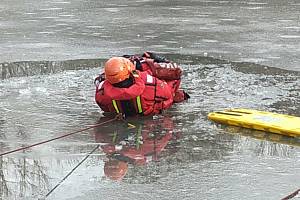 V pátek 14. ledna trénovali hasiči ze stanice Holešov záchranu tonoucích pod ledem.