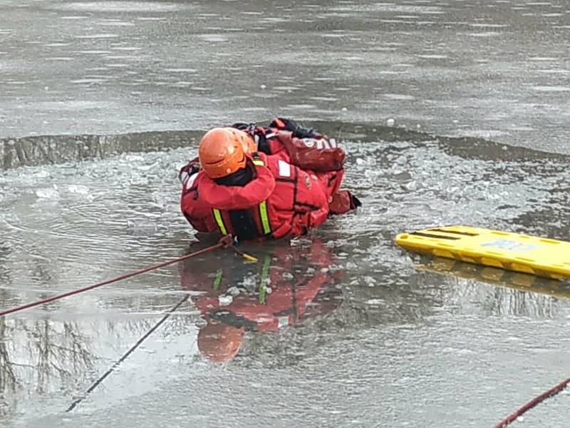 V pátek 14. ledna trénovali hasiči ze stanice Holešov záchranu tonoucích pod ledem.