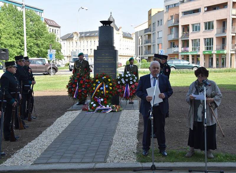 Památku rumunských vojáků, kteří před 73 lety zemřeli při osvobozování města, uctili ve středu v Kroměříži.