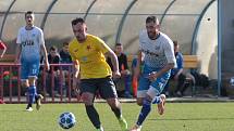 Fotbalisté Otrokovic (v bílomodrých dresech) prohráli v derby s Kroměříží 2:3.