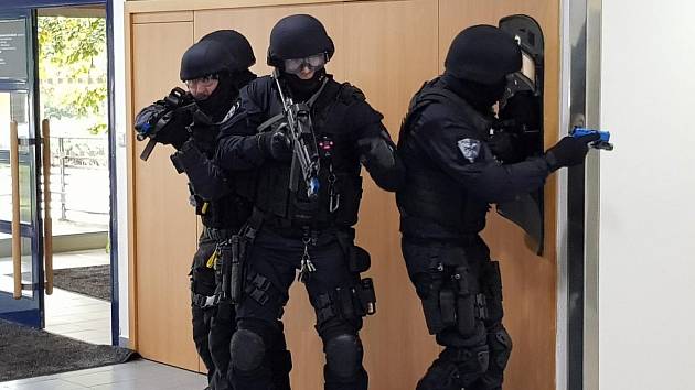 Policisté absolvovali cvičení v Kroměřížské nemocnici.