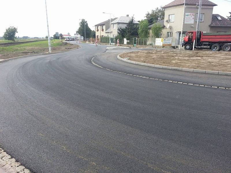 Už od soboty 1.10. budou řidiči jezdit po kruhovém objezdu v Holešově bez omezení, ovšem pokračovat budou v opravě chodníků a dalších.