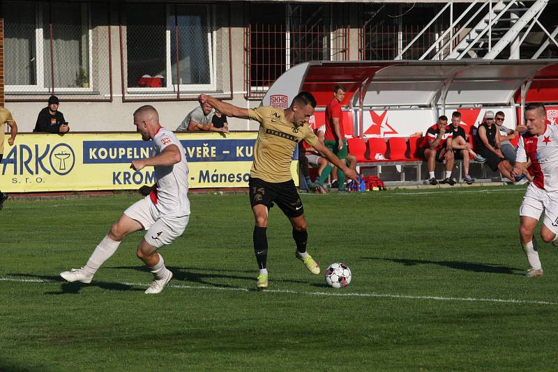 Fotbalisté Kroměříže (červenobílé dresy) v pátečním přípravném zápase hostili prvoligovou Zbrojovku Brno.