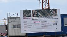 Výstavba parkovacího domu v Kroměříži je podle plánu v předstihu. Červen 2021.