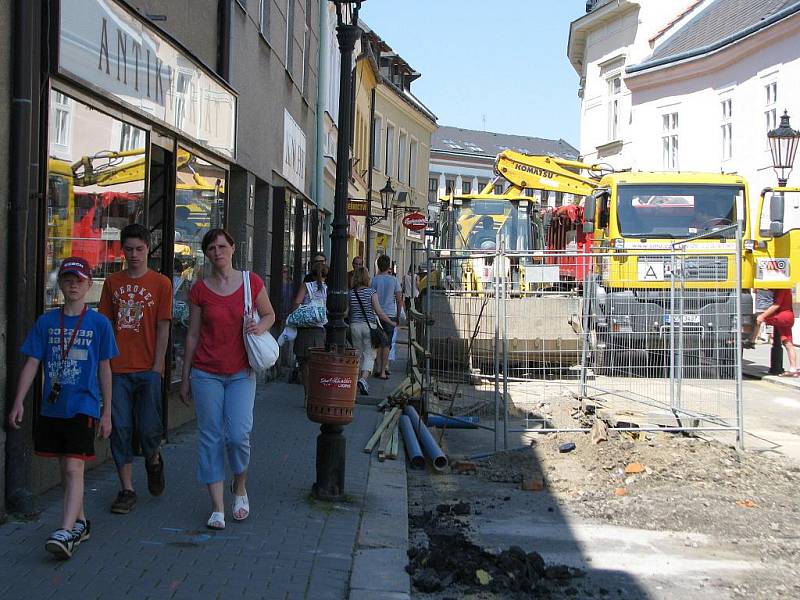 V Kroměříži na Riegrově náměstí dělníci opravují takřka až do konce letních prázdnin vodovodní řad.