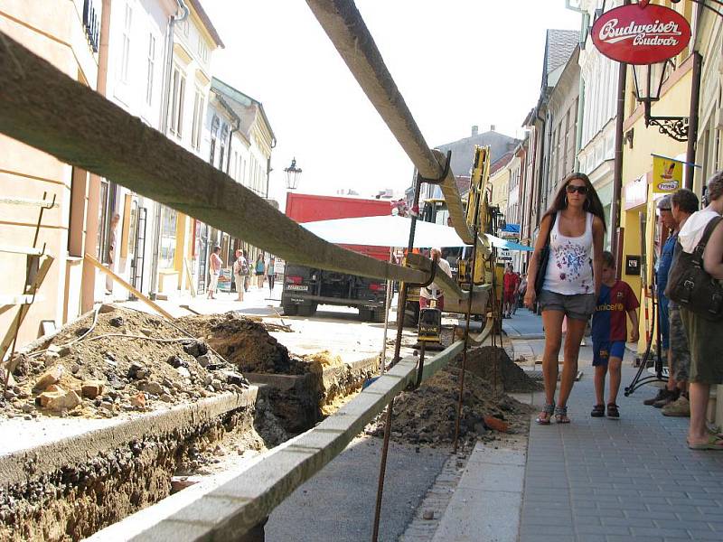 V Kroměříži na Riegrově náměstí dělníci opravují takřka až do konce letních prázdnin vodovodní řad.