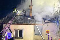 Hasiči zasahovali v neděli 13. března v ranních hodinách u požáru dvoupatrového rodinného domu v Karolince na Vsetínsku.