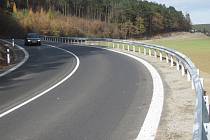 1,5 kilometru silnice v úseku od Jestřabic k hranici okresu Hodonín v Jihomoravském kraji je po rekonstrukci.