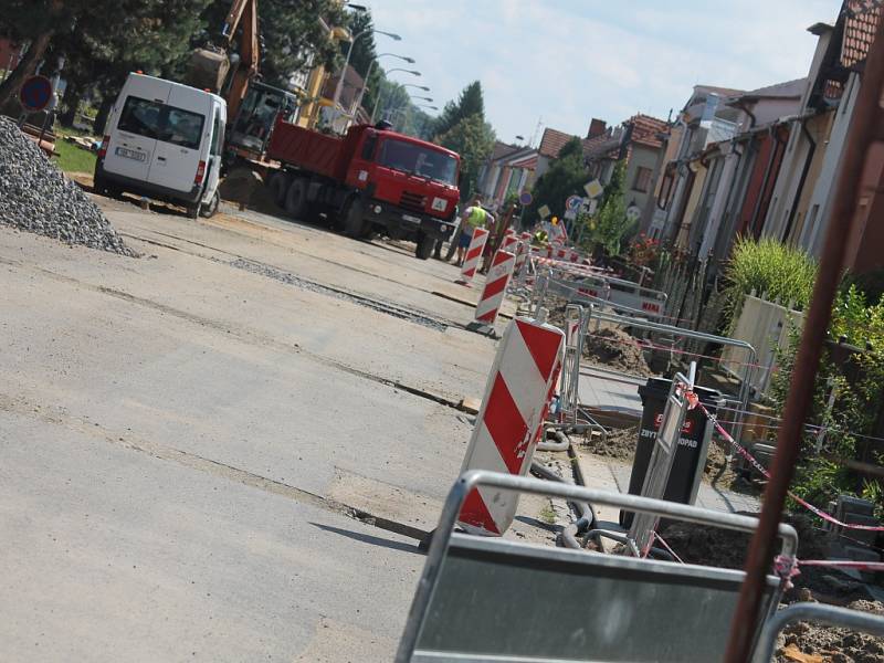 Řidiči musí počítat s tím, že až do 15. září neprojedou Nádražní ulicí v Kroměříži, opravují tu totiž chodníky.