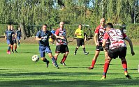 Fotbalisté Němčic (v modrém) v 7. kole okresního přeboru OFS Kroměříž doma vysoko porazili Břest 8:2.