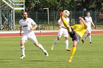 Fotbalisté Kroměříže (ve žlutých dresech) remizovali na stadionu U Červených domků s domácím Hodonínem 0:0.