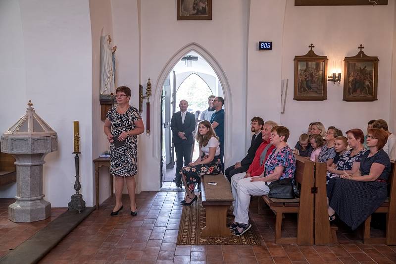 Obřad svěcení oltáře v kostele Všech svatých ve Vlčovicích.