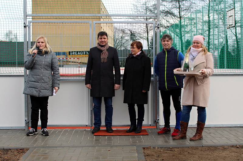 Nové víceúčelové hřiště slavnostně otevřeli v sobotu 22. prosince v Mankovicích.