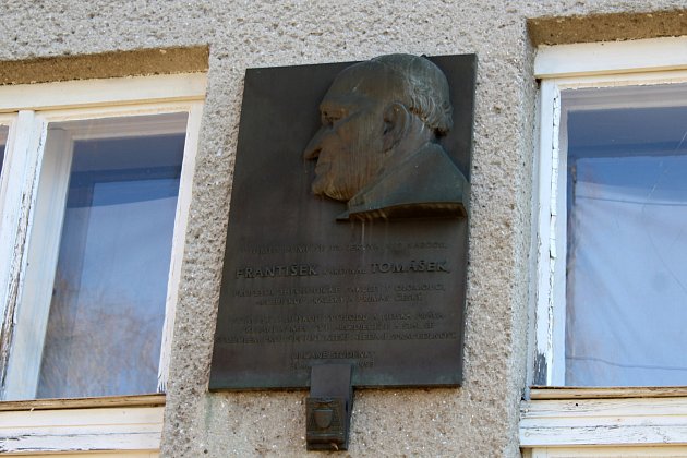 Pamětní deska na bývalé škole, kde se narodil František Tomášek.
