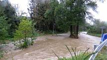 V Bílovci řeka Bílovka zaplavila ve středu 14. října dopoledne cyklostezku.