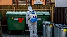 Město Nový Jičín nechalo 27. března 2020 plošně vydezinfikovat všechny autobusové zastávky, lavičky a místa, kde stojí nádoby na směsný i tříděný odpad.