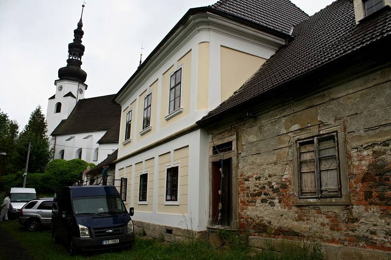 Katolická fara v Suchdole nad Odrou od vídeňského architekta Johanna Lucase Hildebrandta konečně prochází rozsáhlou rekonstrukcí. Před pár lety to byl zchátralý objekt.