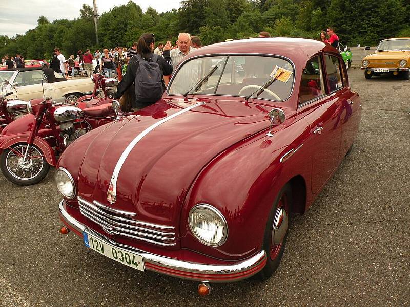 Do Kopřivnice se sjely stovky autoveteránů