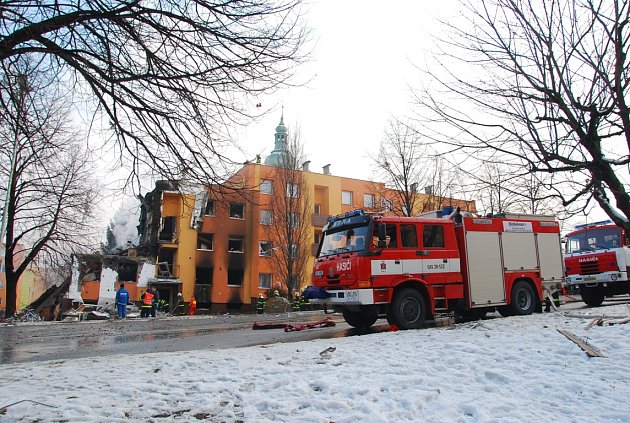 V panelovém domě ve Frenštátě pod Radhoštěm došlo k výbuchu plynu a následnému požáru.