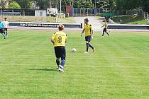 Fotbalisté Libhoště (ve žlutých dresech) zahájili přípravu vítězně. V sobotním derby porazili Kopřivnici na jejím hřišti 5:3.
