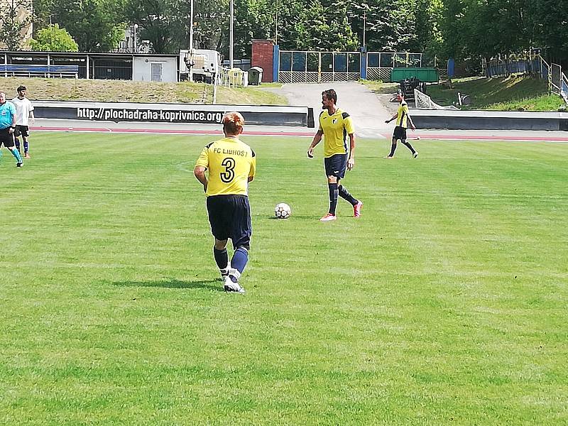 Fotbalisté Libhoště (ve žlutých dresech) zahájili přípravu vítězně. V sobotním derby porazili Kopřivnici na jejím hřišti 5:3.