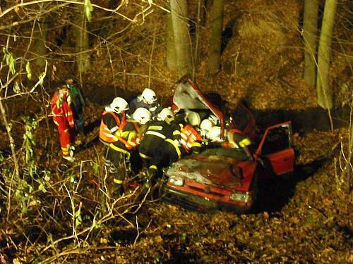 Z patnáctimetrového srázu se ve čtvrtek večer mezi Fulnekem a Moravskými Vlkovicemi zřítil osobní vůz Škoda Felicia. 