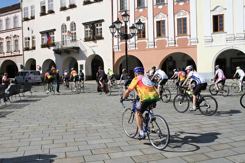 Účastníci Cyklotour Na kole dětem se zastavili ve čtvrtek dopoledne na Masarykově náměstí v Novém Jičíně.