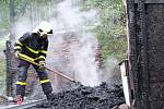 Čtyři jednotky hasičů zasahovaly v pondělí 6. července odpoledne v lesním porostu u obce Veřovice (okres Nový Jičín) u požáru menší rekreační chatky.