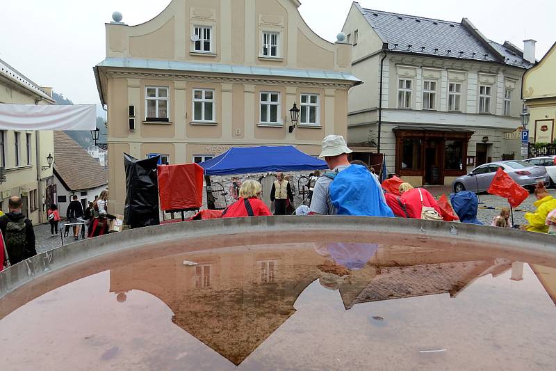 Šermířské klání bylo letos spojené s ochutnávkou burčáku.