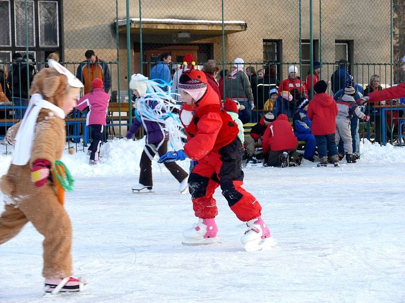 Pořádně rušno bylo v neděli odpoledne ve sportovním areálu na Opavské ulici v Bílovci. Uskutečnil se tam Maškarní rej na ledě.