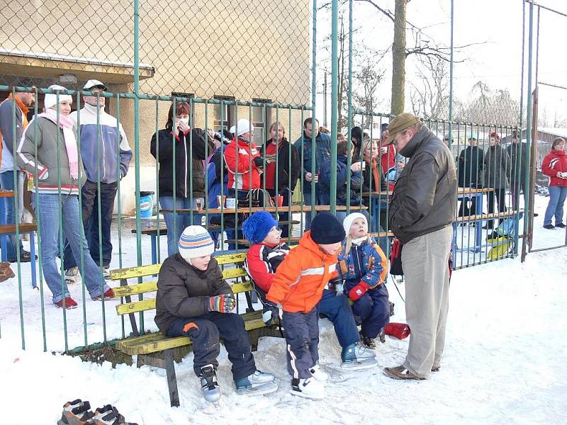 Pořádně rušno bylo v neděli odpoledne ve sportovním areálu na Opavské ulici v Bílovci. Uskutečnil se tam Maškarní rej na ledě.