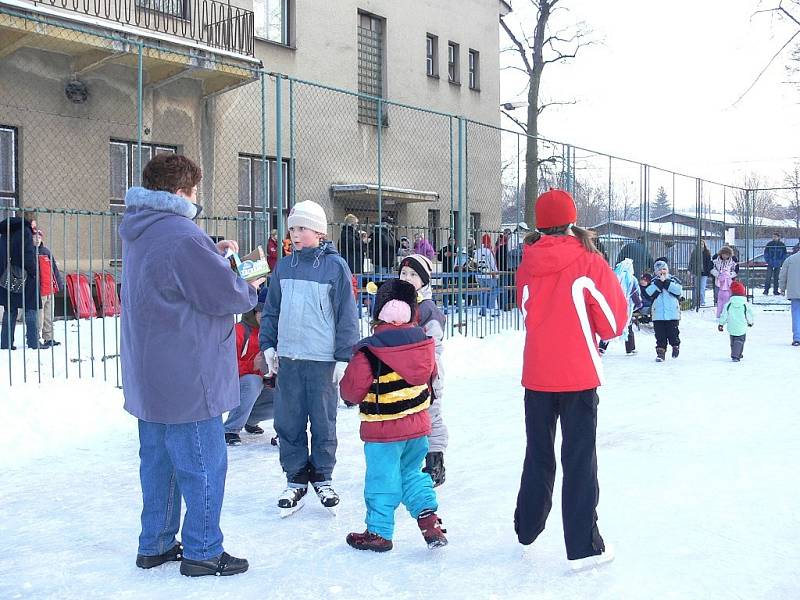 Pořádně rušno bylo v neděli odpoledne ve sportovním areálu na Opavské ulici v Bílovci. Uskutečnil se tam Maškarní rej na ledě.