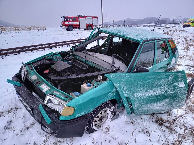 Střet vlaku s felicií odnesl zraněním senior ze škodovky.