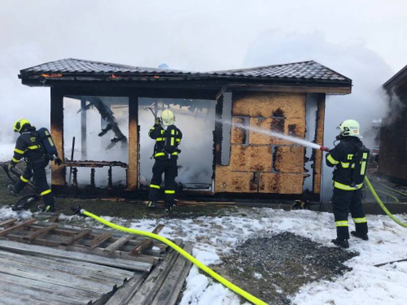 Ve čtvrtek 22. února likvidovali hasiči požár nové chatky v Suchdole nad Odrou na Novojičínsku.  Foto: HZS MSk