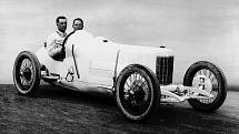 Automobilový průkopník Alfred Neubauer měl velkou spotřebu klobouků. Při závodech je vždy vyhazoval do vzduchu, a proto i ztrácel.