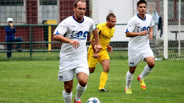 SK Beskyd Frenštát pod Radhoštěm ( v bílých dresech) doma nezvládl utkání s Krnovem a po třech brankách ve druhé půli podlehl soupeři 0:3.