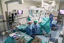 Lékaři z celé Evropy se jezdí školit do Nemocnice Nový Jičín v robotických operacích na nejmodernějším robotickém přístroji DaVinci Xi.