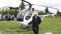 Loni se dostavil šenovský starosta Vladimír Demetre na zahájení Šenovského škrpálu malým vrtulníkem. Letos přijede symbolicky na jednom z bagrů, které pomáhaly odstraňovat následky ničivých povodní.