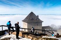 Lidé využili pěkného počasí k návštěvě zříceniny hradu Starý Jičín. Stále patří k oblíbeným místům turistických výletů.