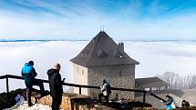 Lidé využili pěkného počasí k návštěvě zříceniny hradu Starý Jičín. Stále patří k oblíbeným místům turistických výletů.