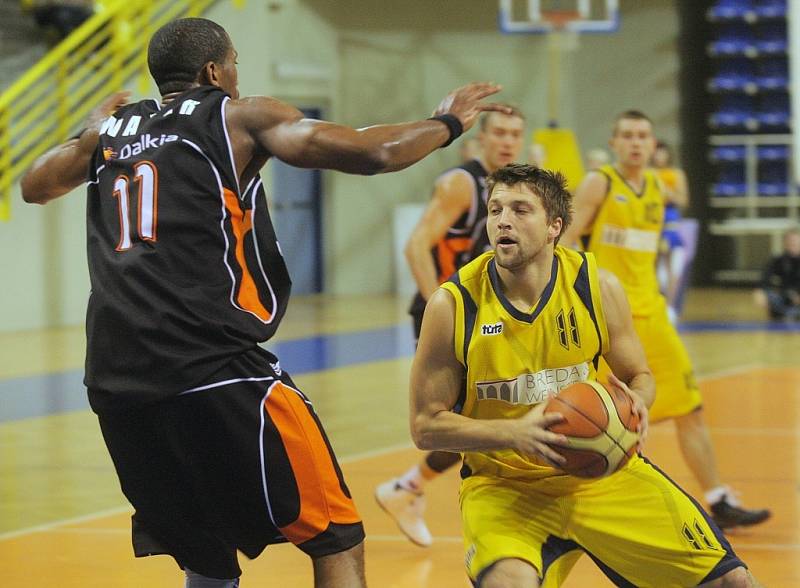 Třetí porážku v řadě na domácí palubovce utrpěli v sobotu opavští basketbalisté. V derby s Novým Jičínem se Klapetkovci drželi pouze v první čtvrtině. 