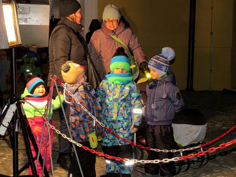 Již po několikáté, potřetí však v areálu bíloveckého zámku, byl v minulých svátečních dnech k vidění živý betlém s Marií, Josefem a malým Ježíškem ležícím v kolébce. 