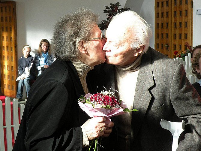 Manželé Zavřelovi si po sedmdesáti letech známosti, a pětašedesáti letech svazku, připomněli výročí své svatby.