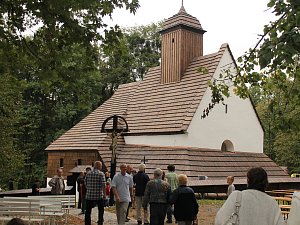 Dřevěný kostel svaté Kateřiny v Tamovicích u Štramberku se dočkal slavostního otevření po rozsáhlé rekonstrukci.