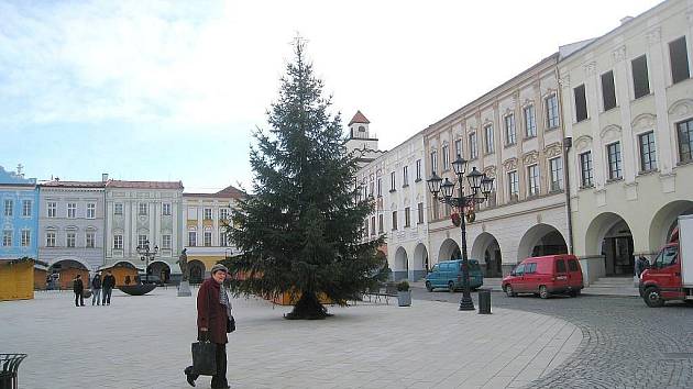 Rozsvícení vánočního stromu proběhne v Novém Jičíně v pátek 4. prosince. Zdejší náměstí obsadily letos pouze stylové dřevěné stánky. 