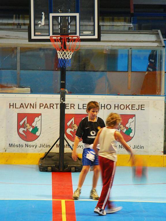 V úterý 28. července došlo k slavnostnímu představení nové palubovky z umělé hmoty na novojičínském zimním stadionu. Hala tak bude od příštího roku v provozu celoročně.