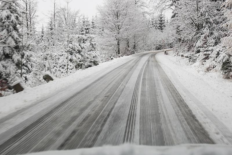 Špatné počasí dělá řidičům problémy. To byl i případ seniora na Novojičínsku.