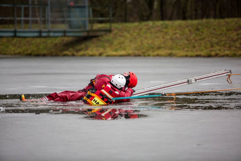 Cvičení profesionálních hasičů na vodní nádrží v Bílovci.
