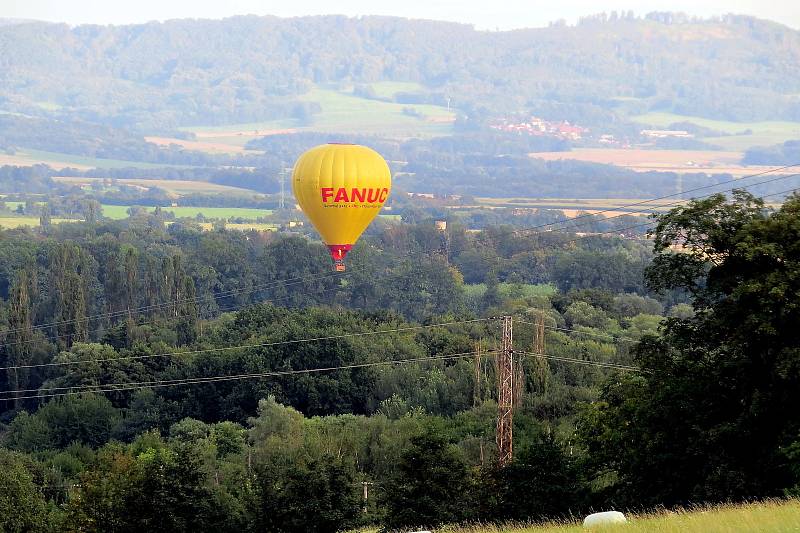 Horkovzdušný balon se vznášel v neděli nad Odrami.